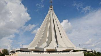 În zona nouă a oraşului Siracusa, Santuario della Madonna della Lacrima se remarcă prin arhitectura atipică, dar și prin înălțimea de 80 de metri. 