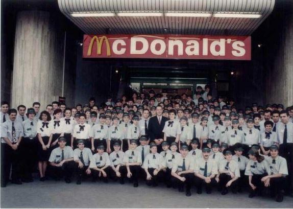 Angajații McDonalds la inaugurarea primului fast-food din România. Foto: McDonalds.ro