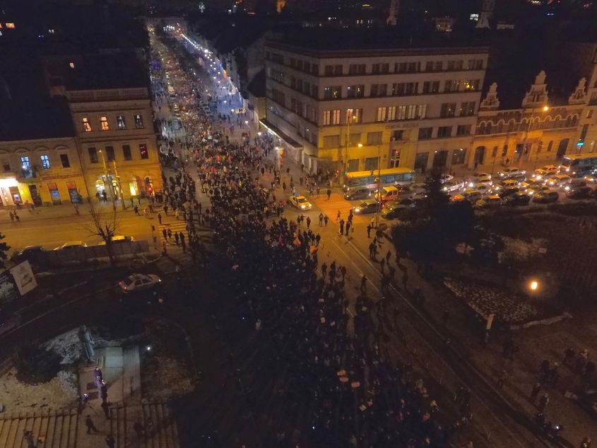 Clujul și-a câștigat aseară titlul neoficial de "Islanda României" - circa 10% din populația orașului a ieșit în stradă. Imagine: Lepedus-Sisko Péter