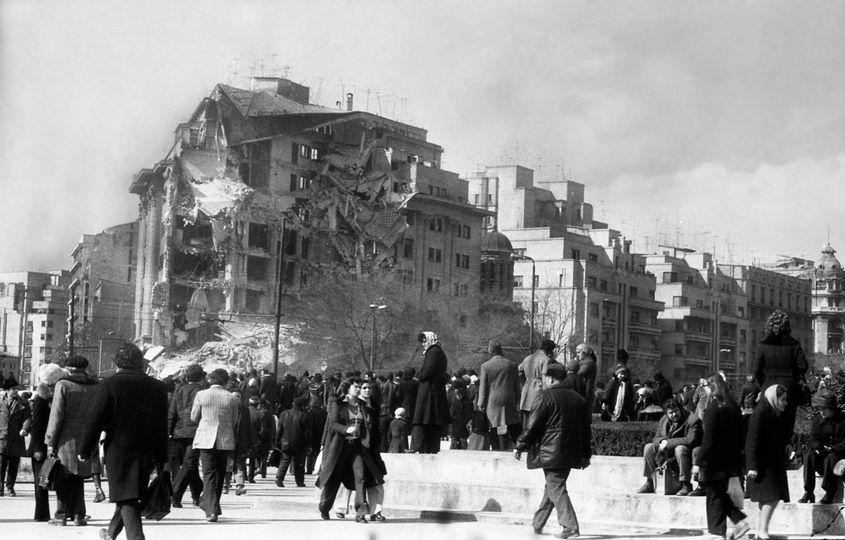 Clădire distrusă de cutremurul din 1977. Fotografie de Aurel Mihailopol