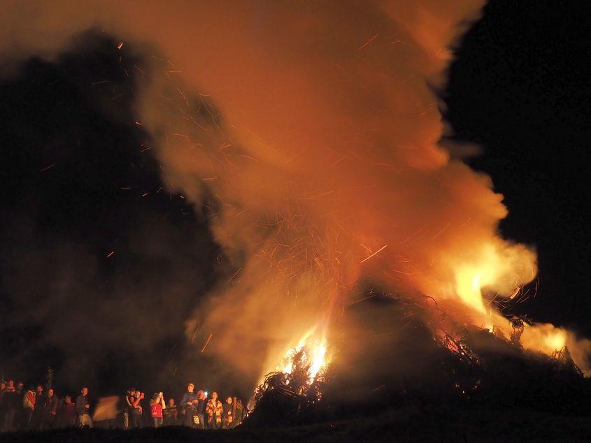 În noaptea de 23/24 iunie, localnicii din Cârlibaba aprind focurile din cauciucuri. Fotografii: Voicu Bojan