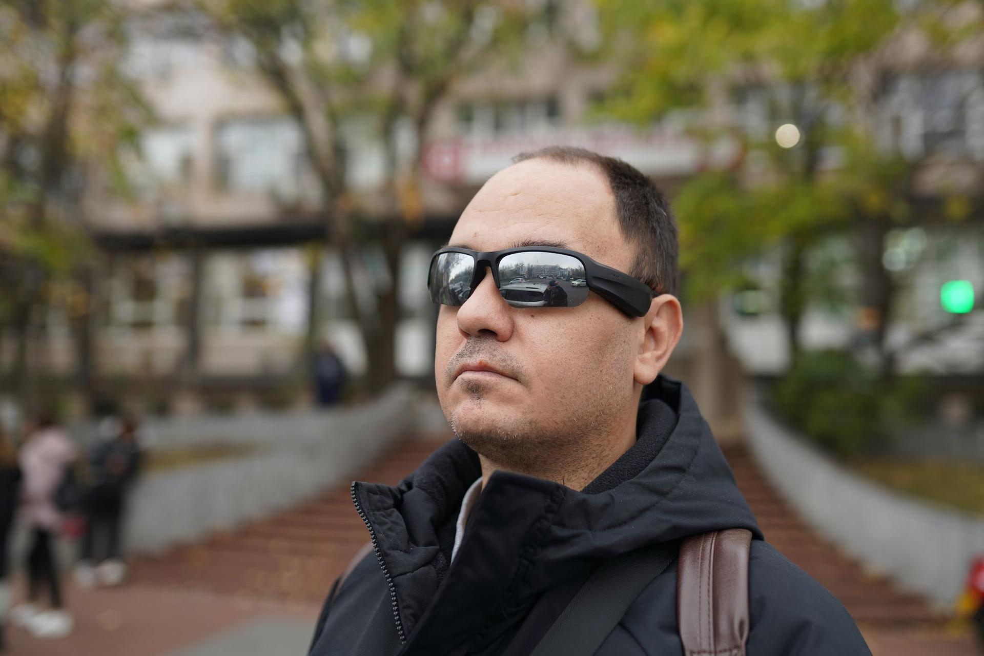 Ochelarii lui Ionuț sunt conectați la Lazarillo, o aplicație bazată pe GPS care îi spune ce se află în jurul lui. Foto: Andreea Câmpeanu