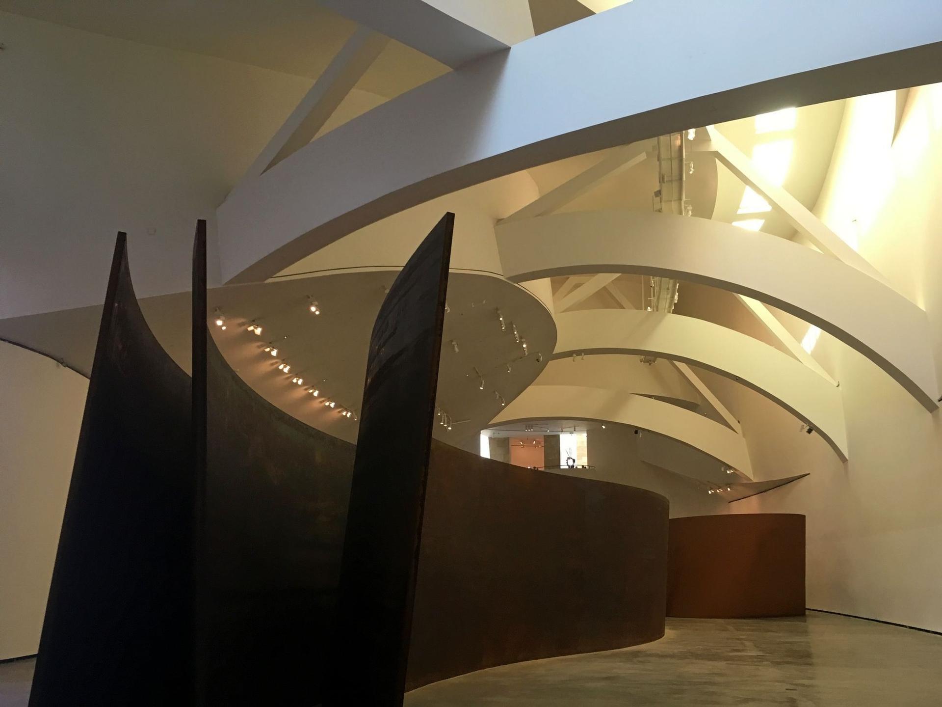 O bucată din instalația din fontă a lui Richard Serra întinsă pe un spațiu de 130 de metri
