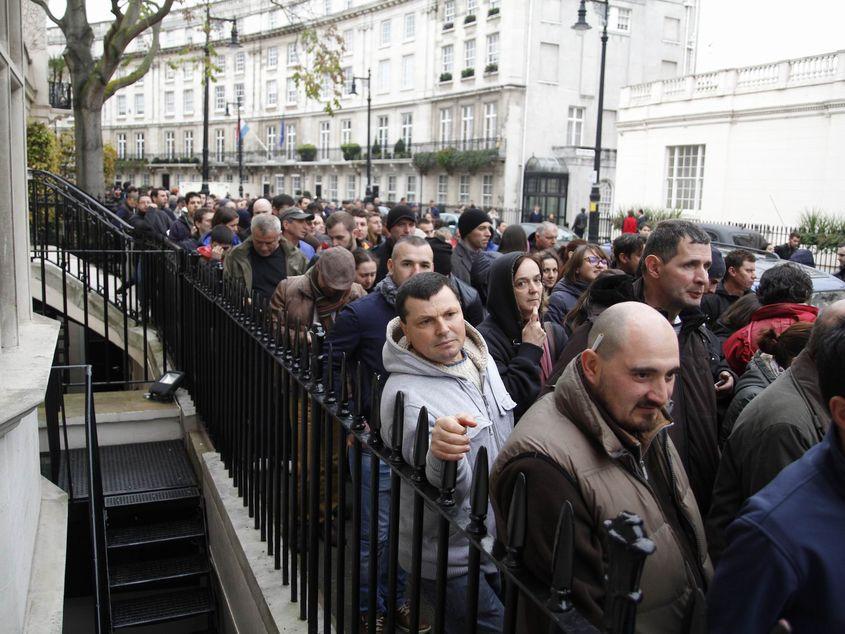 Sute de persoane stau la coada la o sectie de votare din Londra, duminica, 16 noiembrie 2016. Inquam Photos / Adriana Neagoe