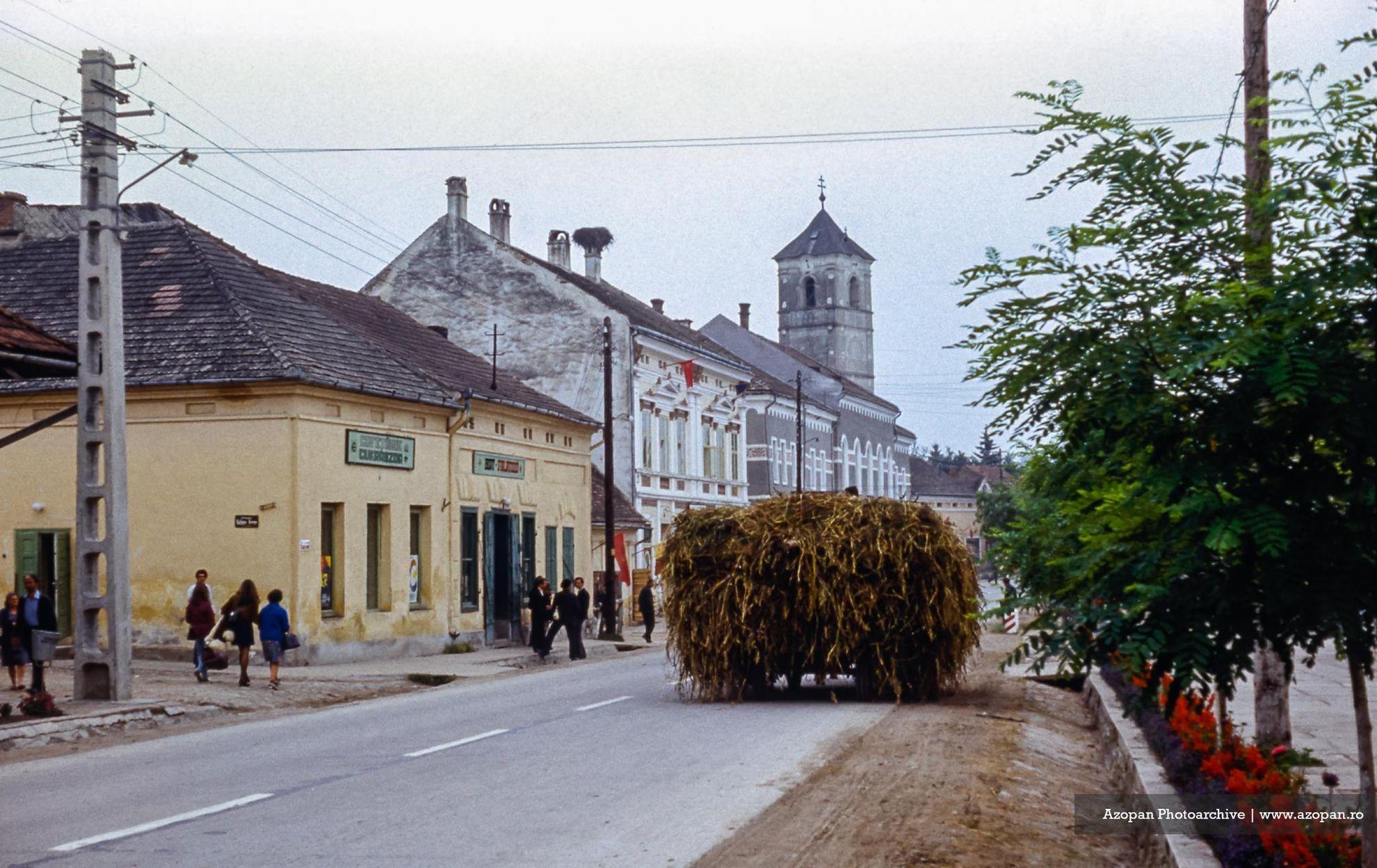 Pozele developate de pe pelicula călătorului de acum 50 de ani au surprins și un instantaneu din acum celebra localitate Ditrău, Harghita. Foto: Azopan.ro (c)