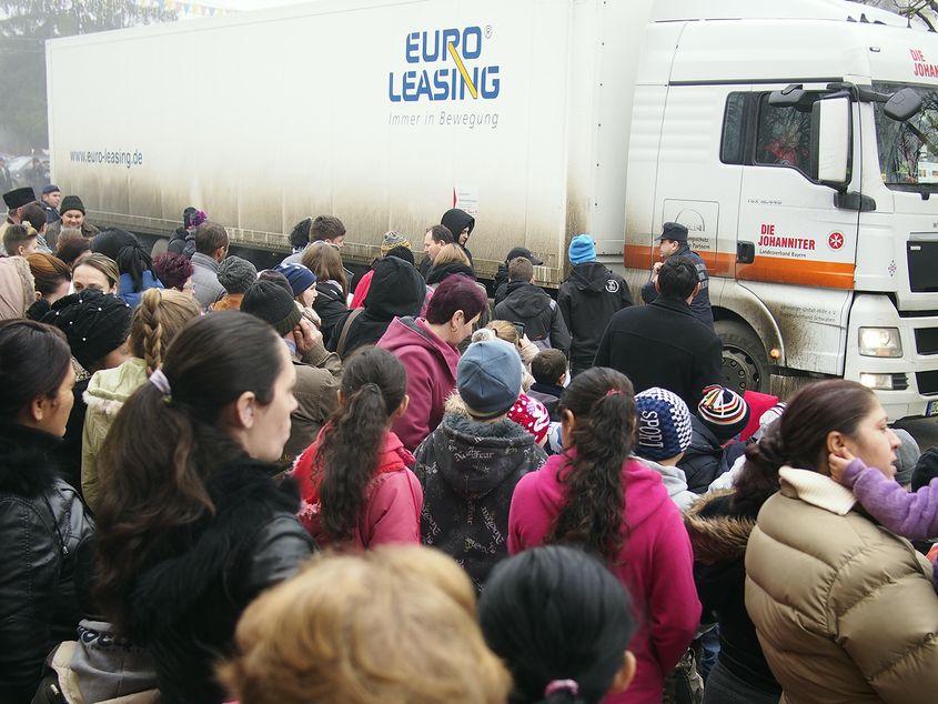 Dacă n-ar fi venit Camionul, mulţi copii din Silivaşu n-ar fi primit nimic de Crăciun. Foto: Voicu Bojan