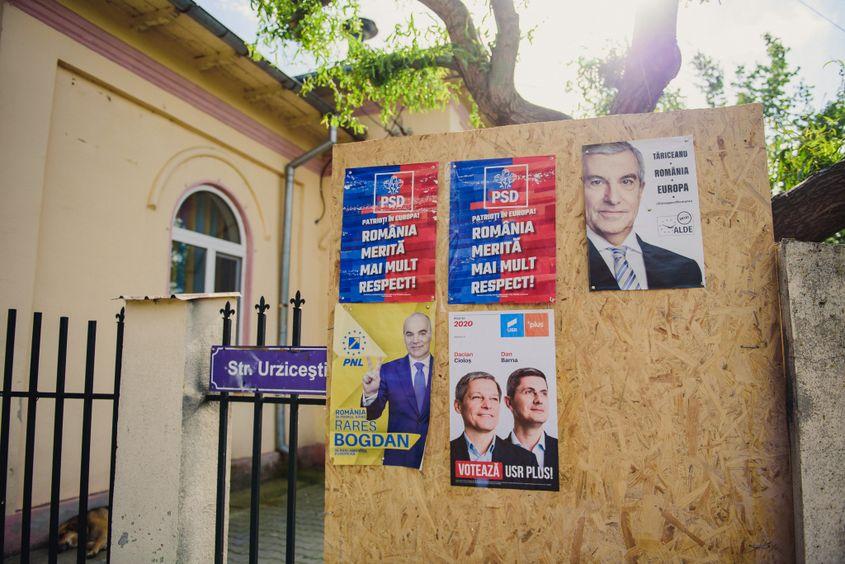 Afișele de campanie de pe avizierul improvizat la Primăria Necșești. Foto: Ioana Epure.