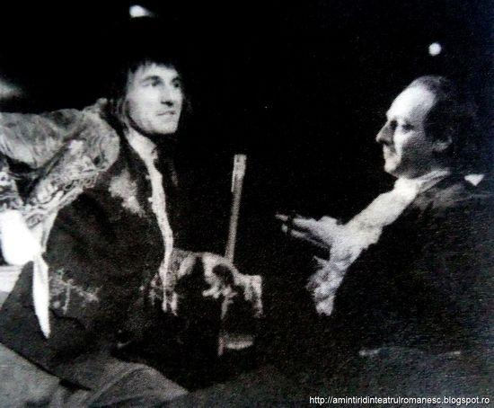 Marin Moraru şi Gheorghe Dinică în „Nepotul lui Rameau”, montat la Teatrul Bulandra la finele anilor ’60. Foto: amintiridinteatrulromanesc.blogspot.ro