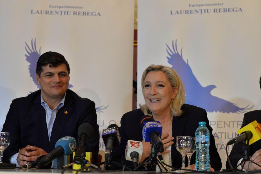 Marine Le Pen, alături de europarlamentarul Laurențiu Rebega.