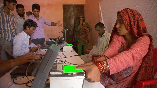 Proiectul indian Aadhaar a inventariat, până în 2015, datele biometrice a peste 700 de milioane de persoane. Imagine din filmul „Totul e sub control”.