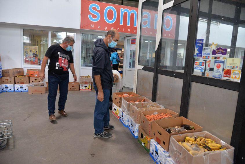 Magazinul social Somaro, din Piața Matache, oferă alimente provenite din donațiii de la producători și supermarketuri care altfel ar fi fost aruncate, deși pot fi în continuare consumate. Foto Lucian Muntean