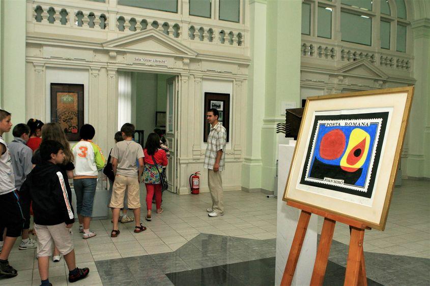 Lucrarea a fost prezentată publicului în octombrie-noiembrie 2010, în expoziția intitulată „Pe urmele lui Joan Miró”.