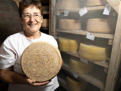 Adriana Formenti cu brânza Gran Sârbova, produsă într-un sat cu 200 de suflete din câmpia bănățeană. Foto: Raul Ștef