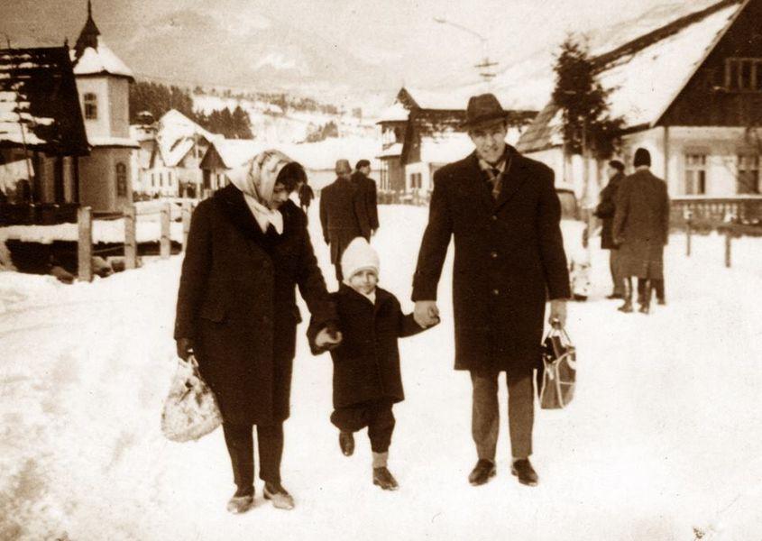 Gabi Balint și părinții săi, în ianuarie 1968, la Sângeorz. Foto: Arhiva personală