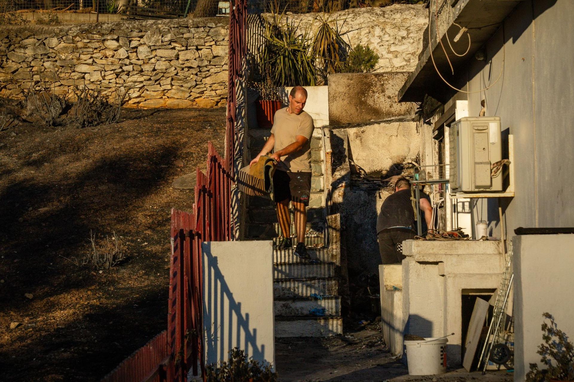 Iannis și Nikos, fii lui Eleni, au început reconstrucția casei părintești. Foto: Ioana Epure