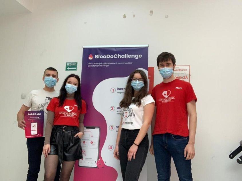 Vizită la Centrul Regional de Transfuzie Sanguină Cluj-Napoca în campania "Donează sânge, fii erou!". În fotografie sunt (de la stânga la dreapta): Alex Oancea, Larisa Cozar, voluntar, Paula Gal și Marc Damian
