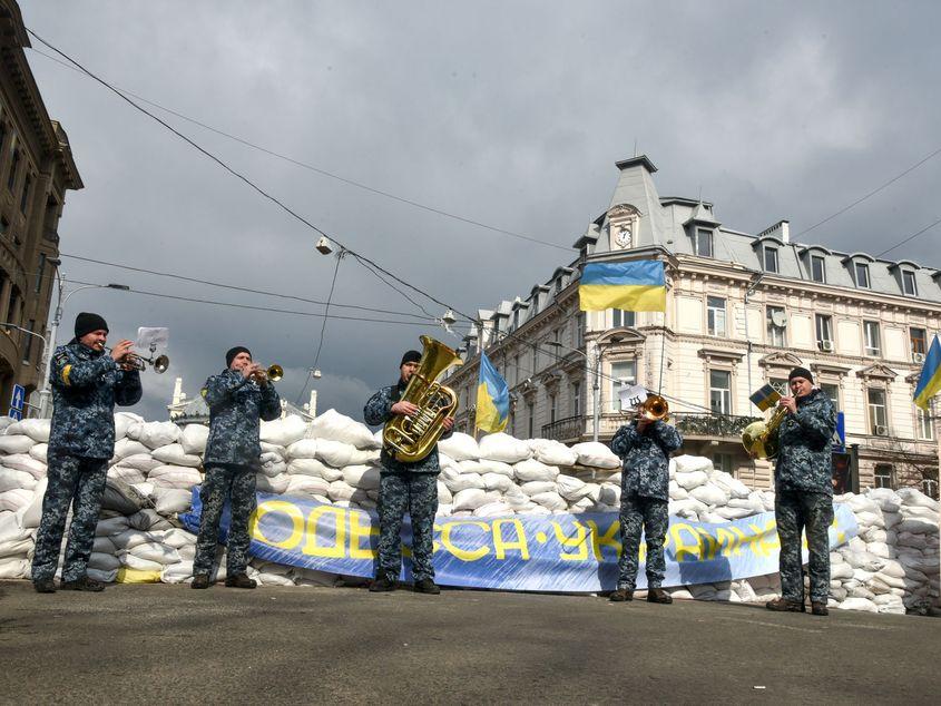 Marinarii ucraineni și civili cântă într-o fanfară în fața baricadelor din Odesa, 8 martie 2022. Maksym Voitenko - Anadolu Agency.