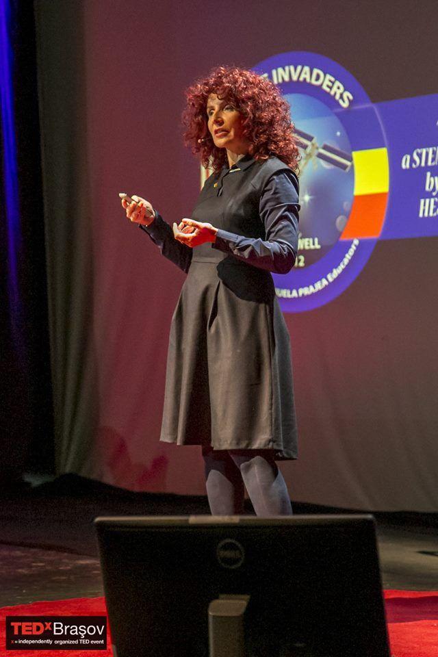 Manuela Prajea, la TEDx Brașov. Sursa foto: Facebook