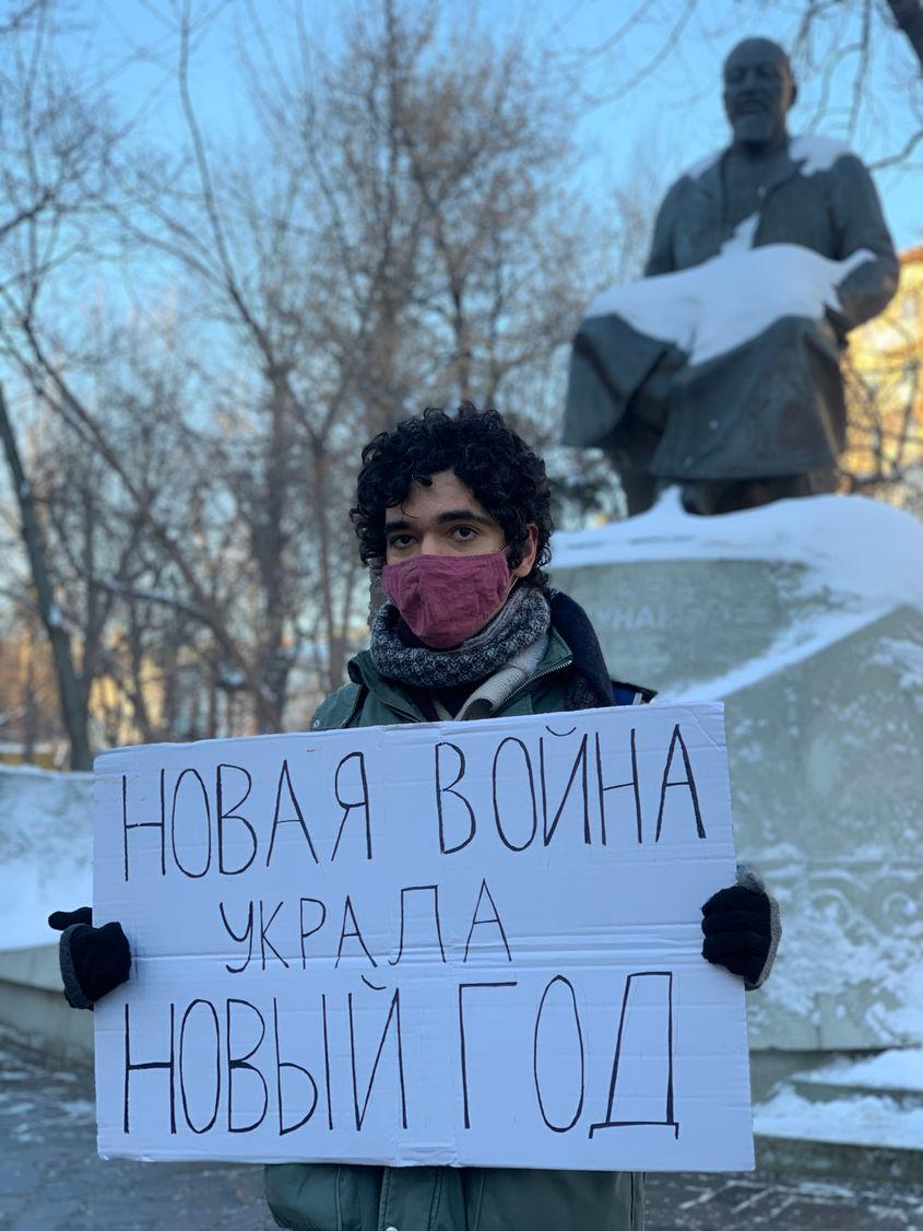 În ianuarie 2022, Rusia trimitea trupe în Kazahstan ca să „liniștească” protestatari. Arșak a demonstrat de unul singur în Moscova cu o placardă pe care era scris „Un nou război ne-a furat Anul Nou”. A fost imediat arestat. Într-un interviu cu o publicație independentă, activistul avertiza că Putin se pregătește de invadarea Ucrainei. Foto: arhiva personală a lui Arșak