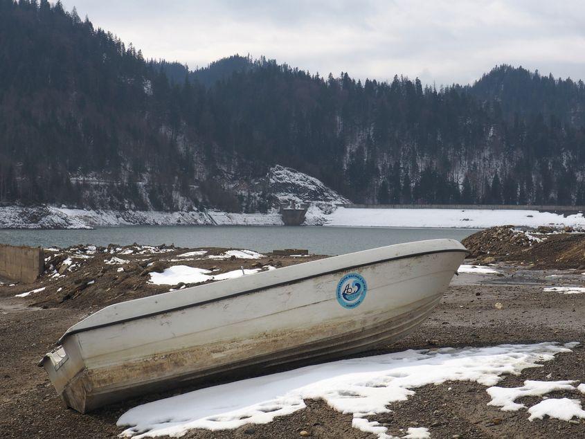 Apele Române au început să golească lacul Colibița în vederea lucrărilor de la baraj, astfel că linia țărmului a înaintat mult. Foto: Voicu Bojan