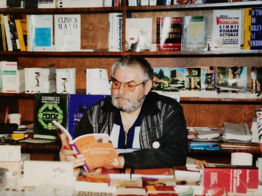 Sabin Opreanu, tatăl Mirelei Opreanu, în librărie. Foto: Mirela Opreanu, arhiva personală