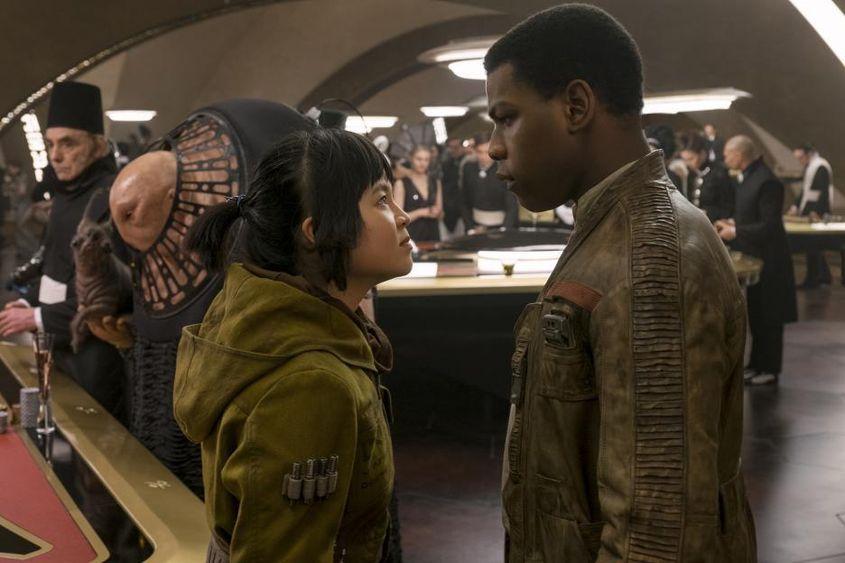 Rose Tico (Kelly Marie Tran) și Finn (John Boyega) sunt printre noii eroi ai seriei.