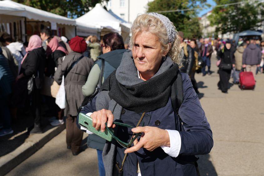 Pentru unii pelerini, alegerea este între Dumnezeu și medicină. foto: Dana Coțovanu / PressOne