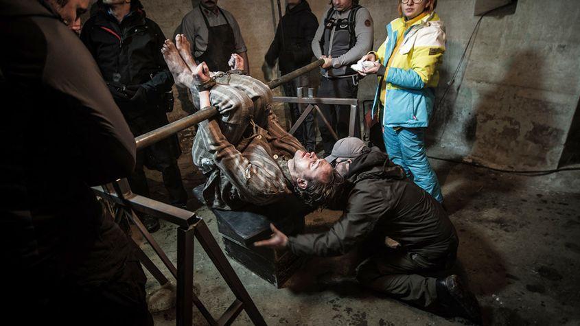 Imagine de la filmările din penitenciarul Jilava, în care este reconstituită una dintre cele mai oribile metode de tortură. Sursa foto: TorturedforChrist.com