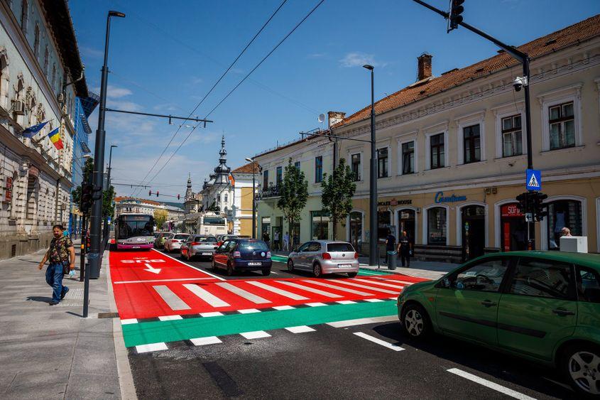 Strada Ferdinand din Cluj-Napoca, de curând modernizată cu pistă de biciclete și bandă dedicată pentru autobuze. FOTO: Pagina oficială a primarului Emil Boc (c)