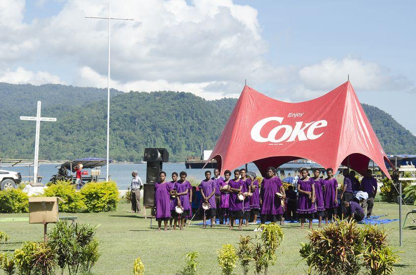 În Vanimo, un orășel din Papua Noua Guinee, un grup de enoriașe de la Revival Church își promovează credința printr-un concert în centrul orașului.