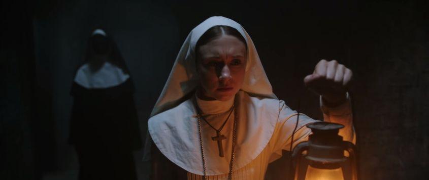 Taissa Farmiga (sora Verei) caută pericolul cu lumânarea prin mănăstirile medievale din România