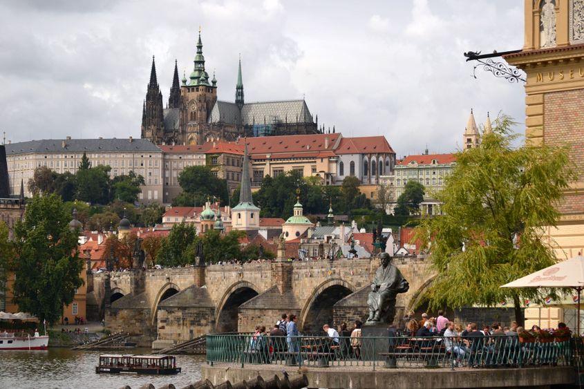 Un city break la Praga e doar la un clic distanță, dar mulți aleg să-l facă prin agenții. Foto: A.M.