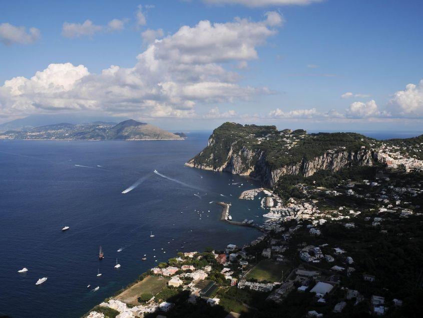 O panoramă a insulei Capri spre Golful Napoli. Fotografii: Lucian Muntean