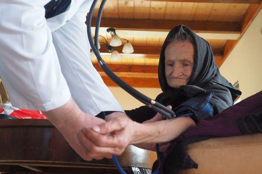 Ana Bâtea (81 de ani) este unul dintre ultimii locuitori din Gârda Seacă.