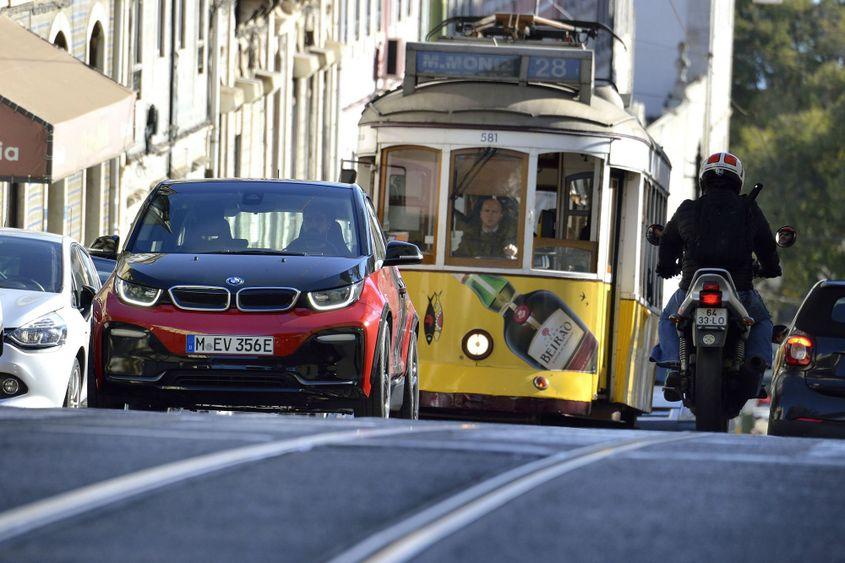 BMW i3, cel mai bine vândut model din România în primele zece luni din 2018, are o autonomie maximă de 200-260 de kilometri.