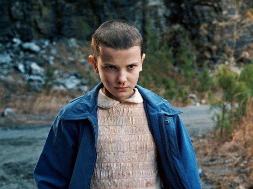 Millie Bobby Brown, în rolul lui Eleven, fetiţa cu puteri paranormale care evadează dintr-o bază secretă a CIA.