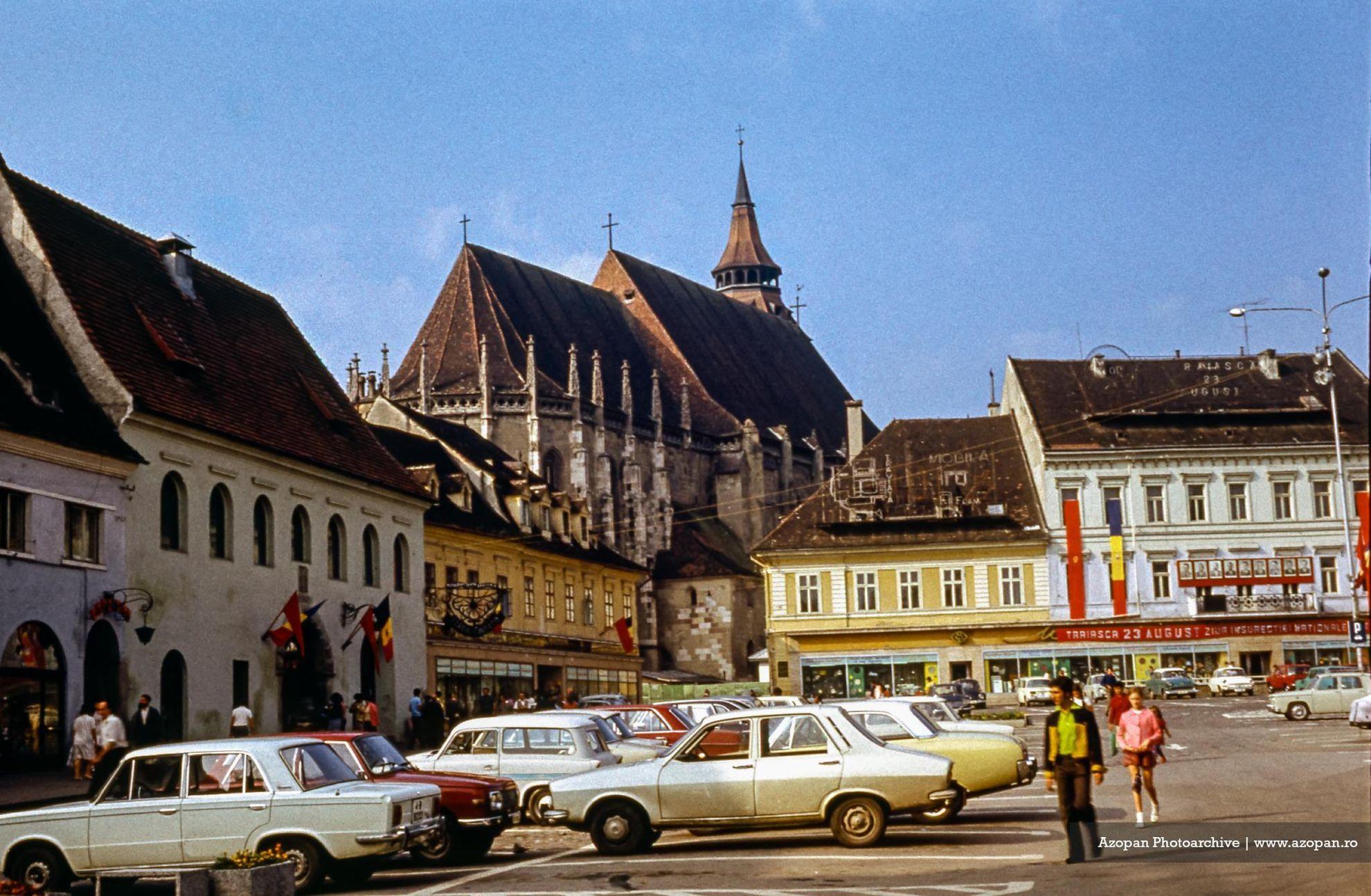 Piața Sfatului din Brașov, pe vremea când permitea parcarea autoturismelor. Foto: Azopan.ro (c)