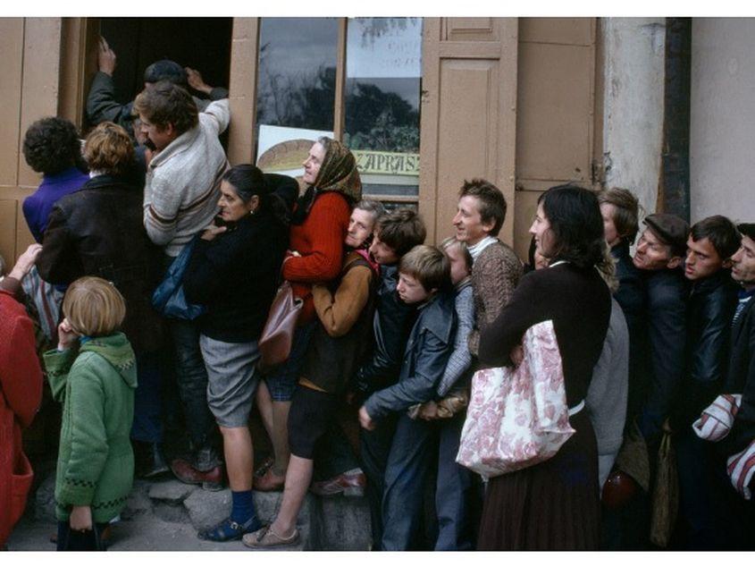 Coadă la pâine în Polonia, 1981. Fotografie de Bruno Barbey. (Captură de pe magnumphotos.com)