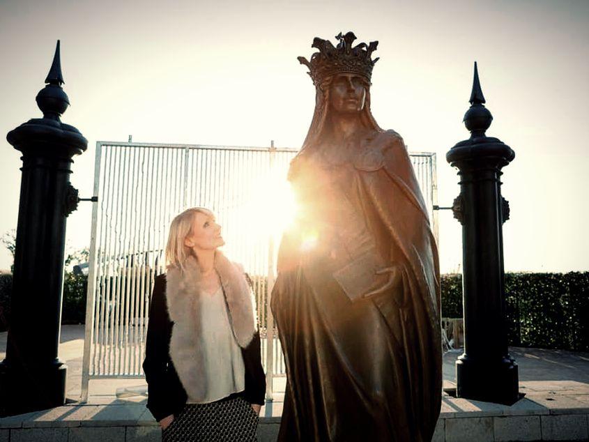 Tessa Dunlop la statuia Reginei Maria și Ashford Kent Facebook Tessa Dunlop