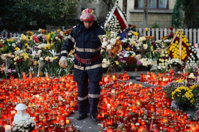 Mii de persoane participă la un marș de solidaritate cu victimele incendiului din clubul Colectiv, duminică, 1 noiembrie 2015, București. Fotografie: Octav Ganea / Inquam Photos