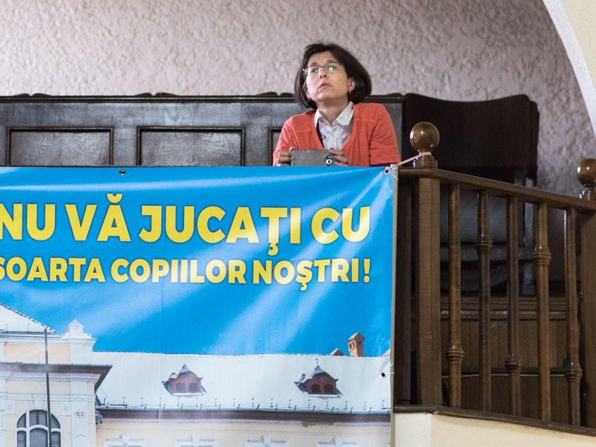 Părinții elevilor de la Liceul Teologic "Rákóczi Ferenc" au protestat la ședința din 19 aprilie a Consiliului Local Târgu Mureş. Fotografii: Raul Ștef