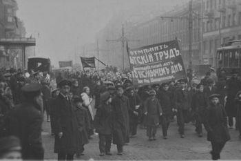 23 februarie 1917, Petrograd. Manifestație a adolescenților cu lozinci care cer interzicerea muncii copiilor și introducerea zilei de muncă de 8 ore. 