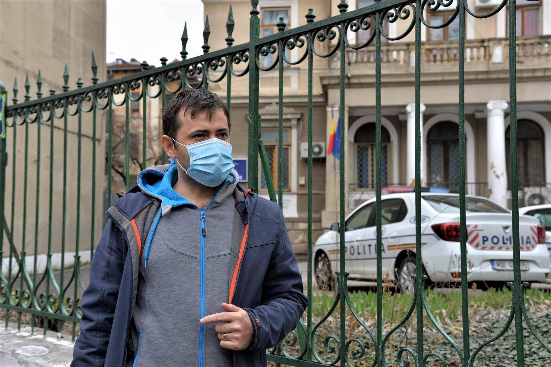 Sorin Miclea, în fața secției 3 de Poliție din București, care are sediul într-o clădire încadrată în clasa a II-a de risc seismic. Foto Lucian Muntean