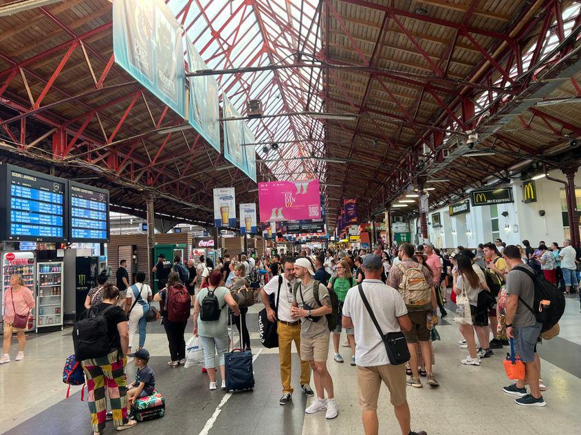 Este ora 8 și un sfert dimineața și în Gara de Nord a Bucureștiului oamenii traversează agitați sensurile de mers dincolo încoace. Foto: Luiza Popovici