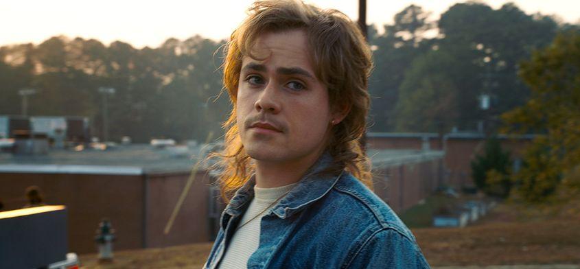 Dacre Montgomery, în rolul lui Billy.