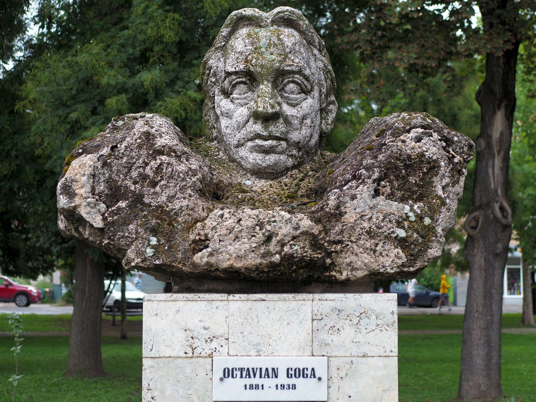 Poetul Goga privind înspre sine în parcul din orașul de jos.