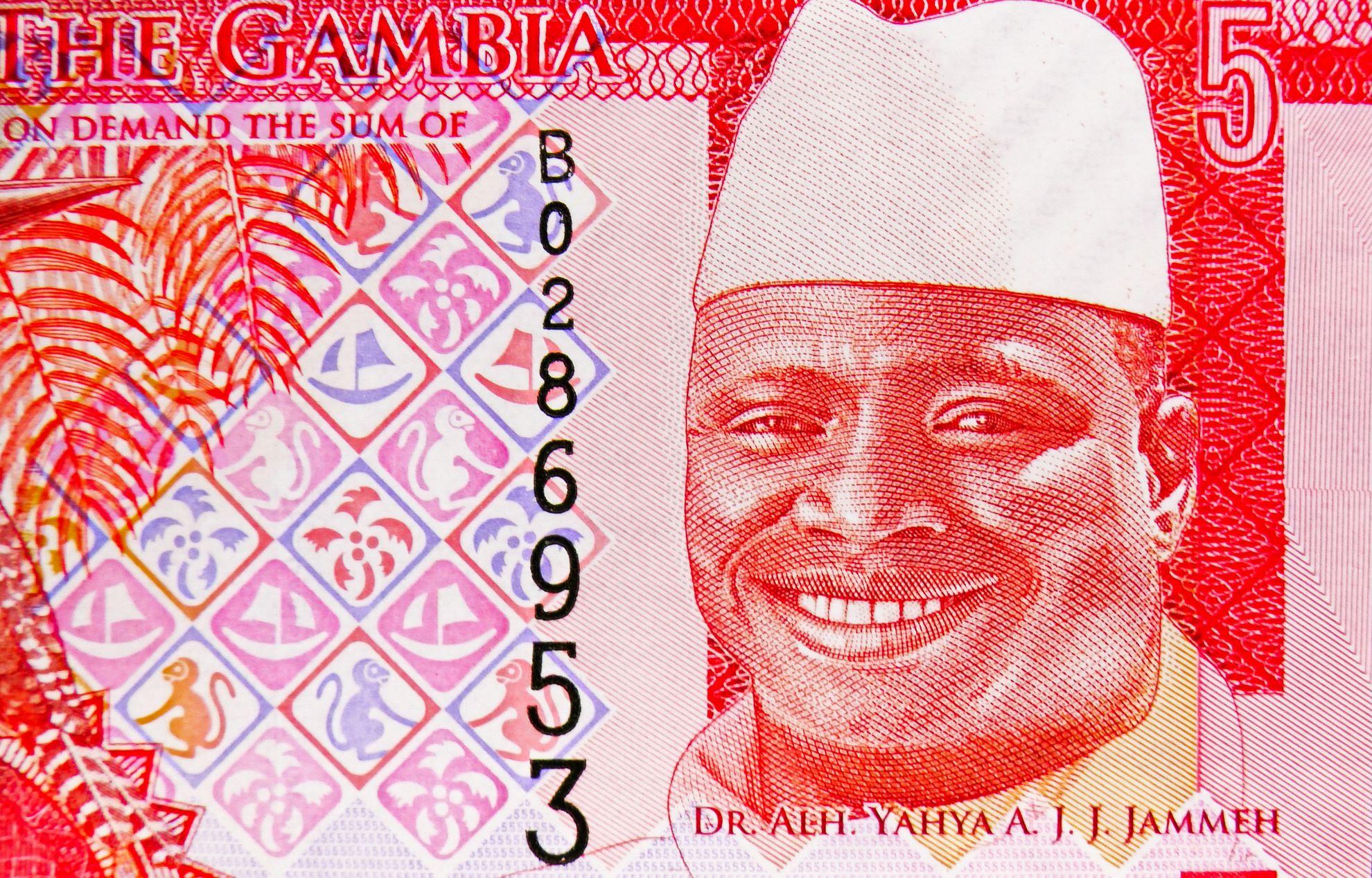Bancnotă de 5 dalasis, emisă în 2015, Banca Gambiei. Moneda națională, cu chipul președintelui de atunci al Gambiei - Dr. Alh. Yahya Abdul-Aziz Jemus Junkung Jammeh, în funcție: 1994-2017. Foto © Alexander Mirt | Dreamstime.com 