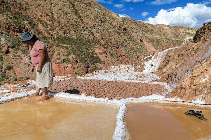 Lucrătoare în salineras de la Maras, Peru