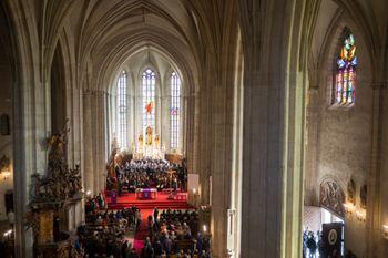 Depunerea de coroane a fost urmată de o slujbă religioasă, oficiată în biserica romano-catolică "Sfântul Mihail" din Piața Unirii. 