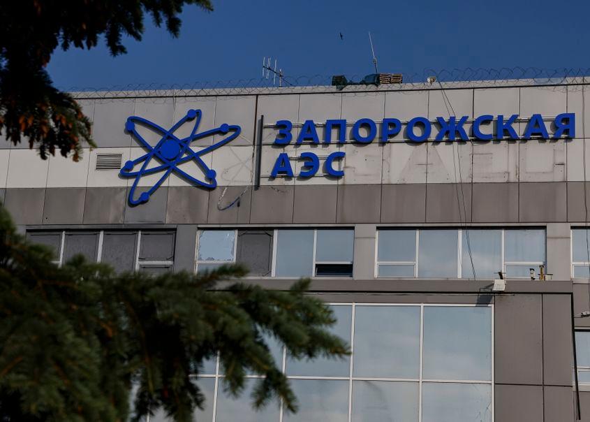 O fotografie realizată în timpul unei vizite la Enerhodar, organizată de Ministerul rus al Apărării, arată o vedere generală a clădirii administrative a centralei nucleare Zaporizhzhia din Enerhodar, în sud-estul Ucrainei, 15 iunie 2023. Centrala nucleară Zaporizhzhia poate continua să extragă apă din rezervorul Kakhovka, informează AIEA. După distrugerea centralei hidroelectrice de la Kakhovka, ar putea apărea o situație în care apa din rezervorul Kakhovka nu va fi suficientă pentru a răci reactoarele centralei nucleare de la Zaporozhye. În acest caz, reactoarele pot fi avariate, ceea ce amenință cu apariția unor consecințe radiologice. Nivelul apei din rezervorul din apropierea centralei nucleare de la Zaporizhzhya a scăzut la 11,27 metri și continuă să scadă. EPA/SERGEI ILNITSKY